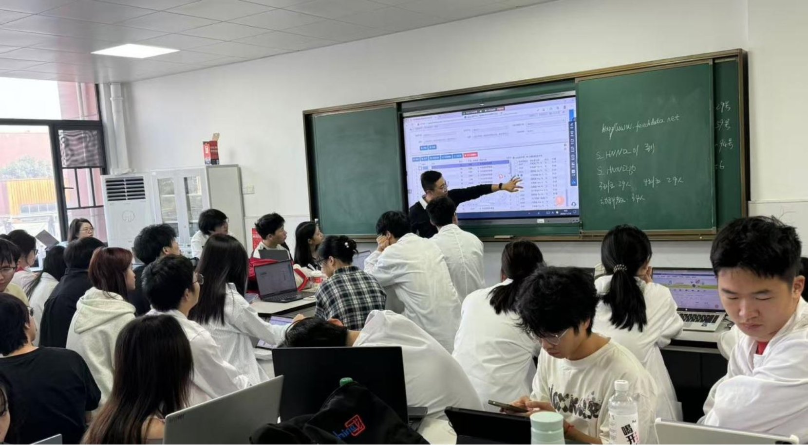 技术部周勇经理和营养师罗蔓共同为同学