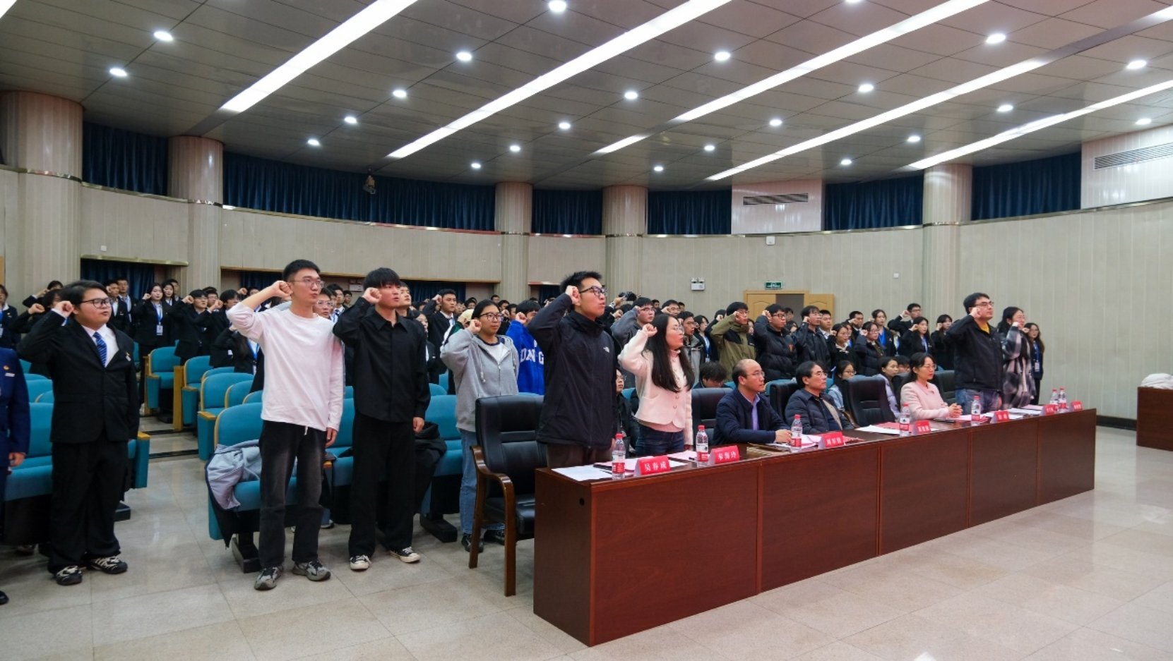 大会在奏唱中国共青团团歌《光荣啊