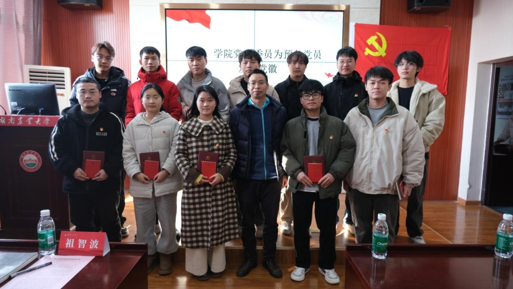入党积极分子代表参加了宣誓仪式