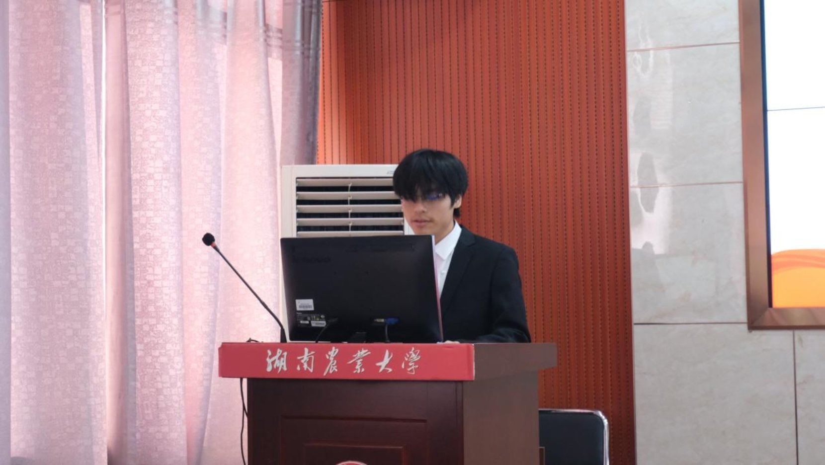 宣誓仪式在《国际歌》声中拉开序幕