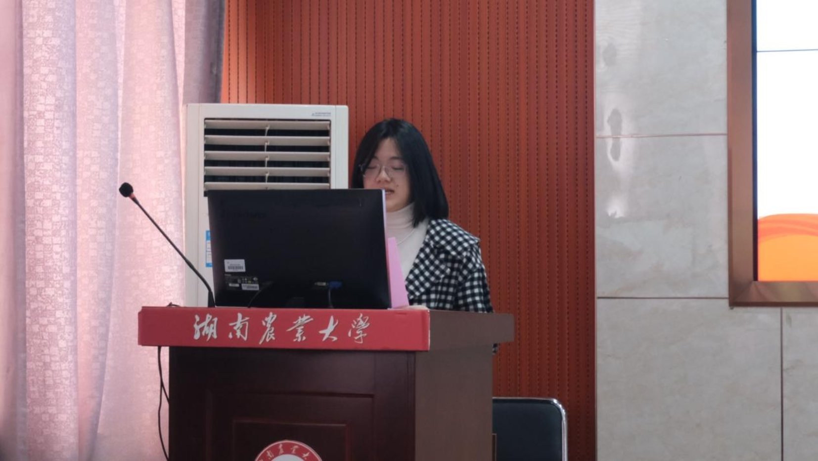 激昂的旋律传递着坚定的共产主义信仰
