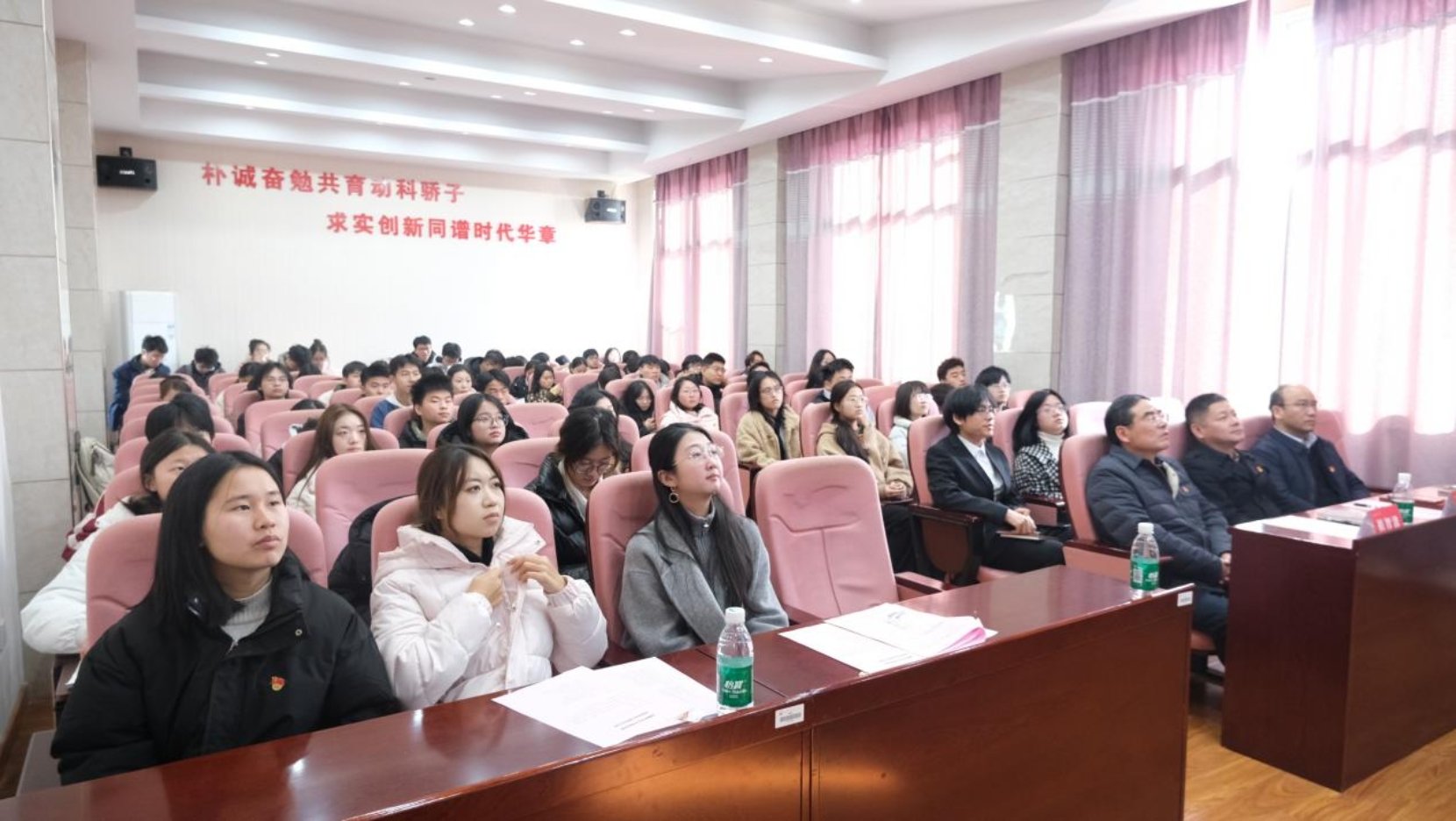尹杰分别为预备党员发放党徽