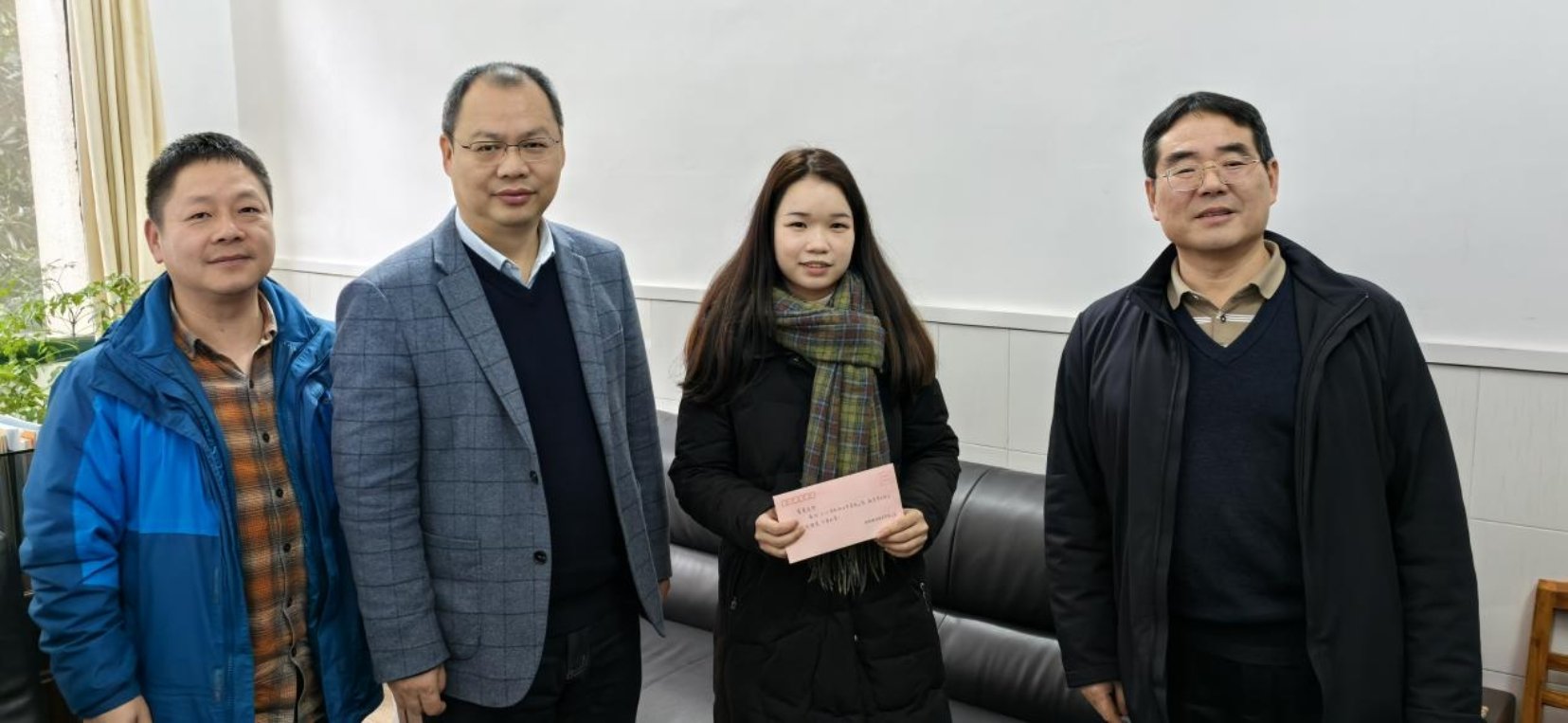 向扎根科研和育人岗位的“铿锵玫瑰”致