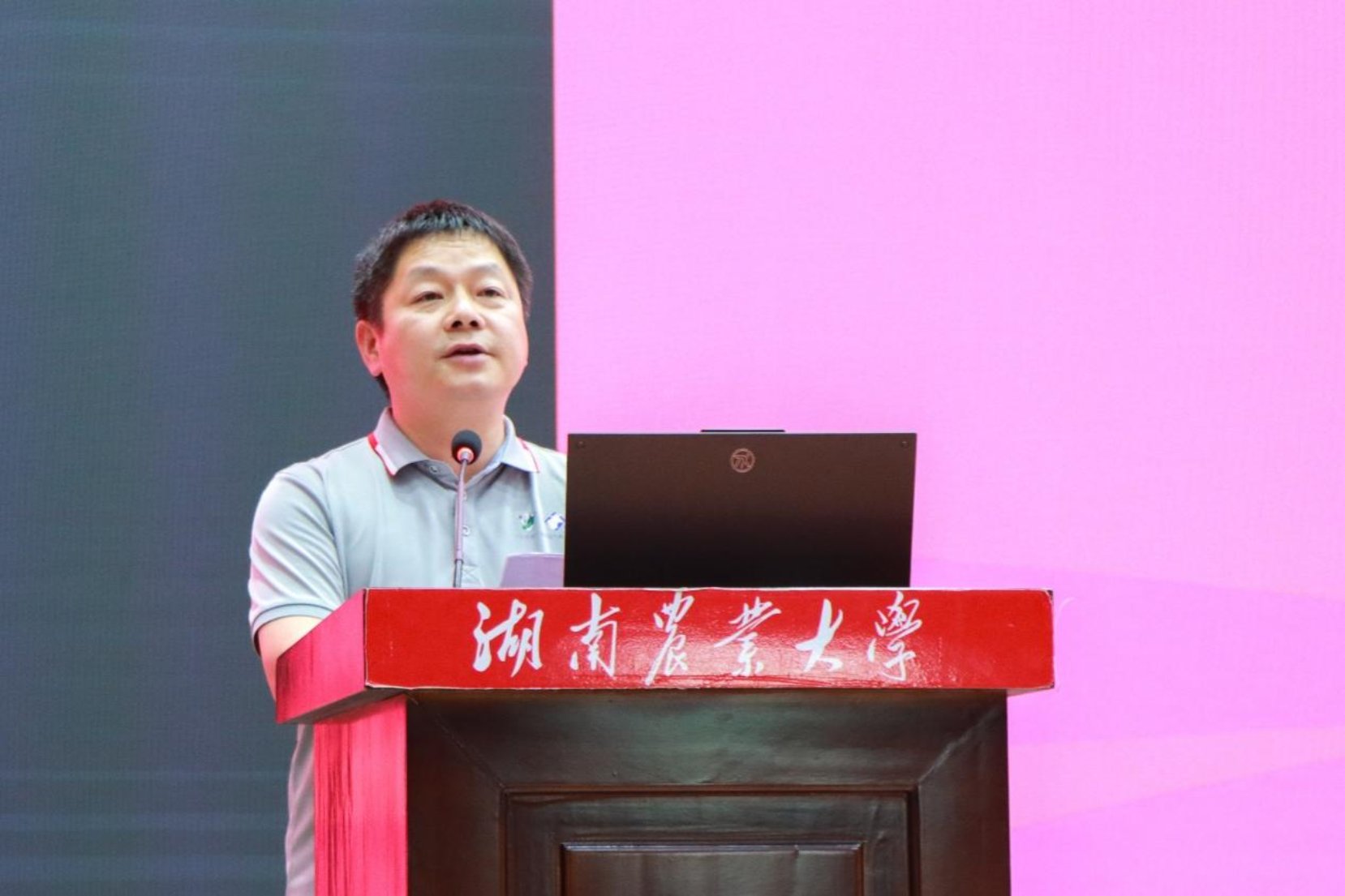 副院长何俊
