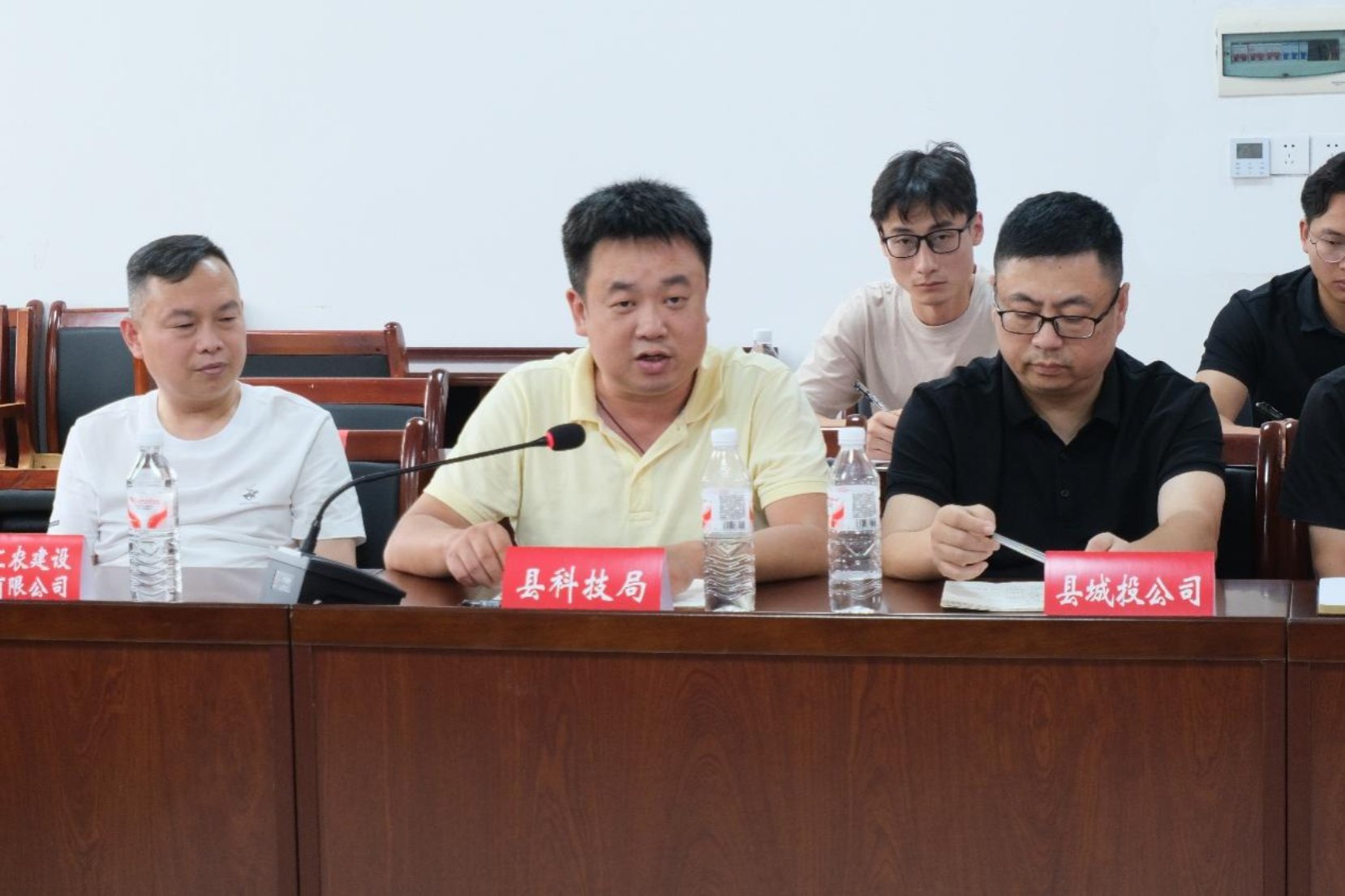 县畜牧水产事务中心主任伍锡军主持会议