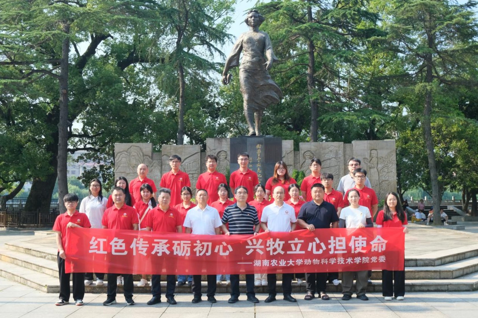 在庄严肃穆的向警予纪念广场
