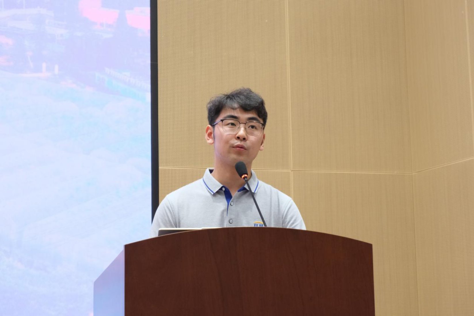 开学典礼在全体与会人员齐唱国歌中拉开