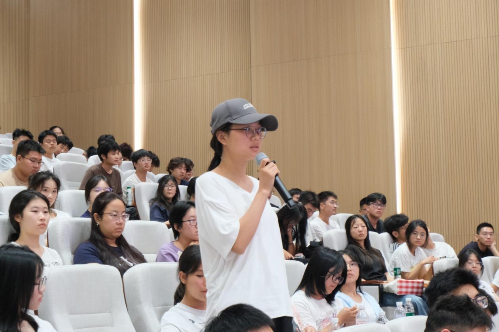 院长贺喜教授致欢迎辞