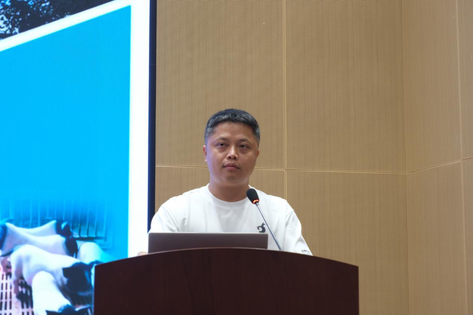 开学典礼在全体与会人员齐唱国歌中拉开