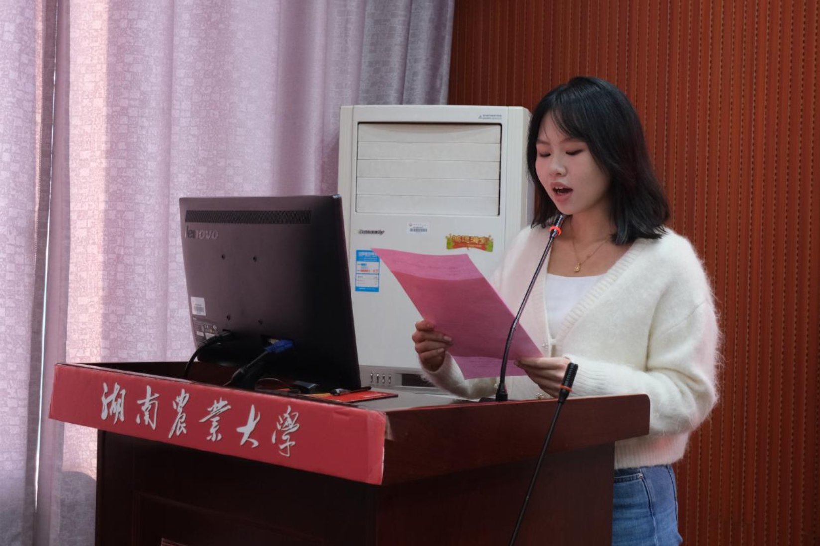 成立仪式在全体起立、奏唱校歌中拉开帷幕。