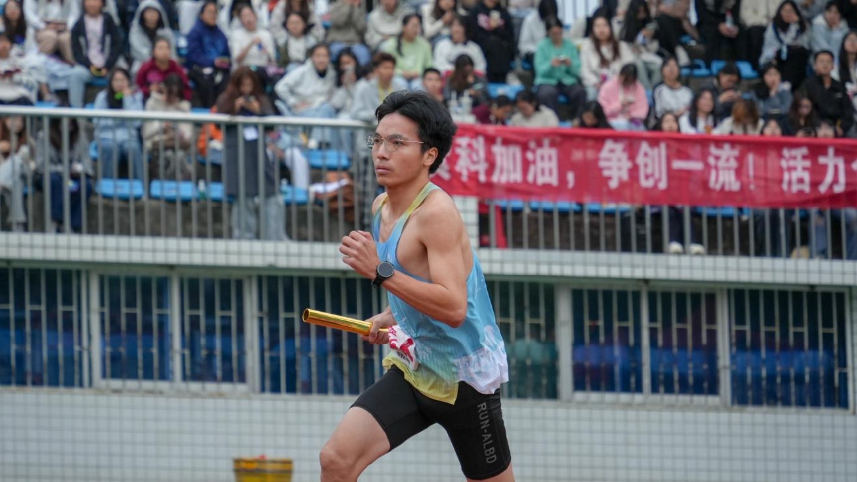 其实短跑选手们如离弦之箭般冲出起跑线
