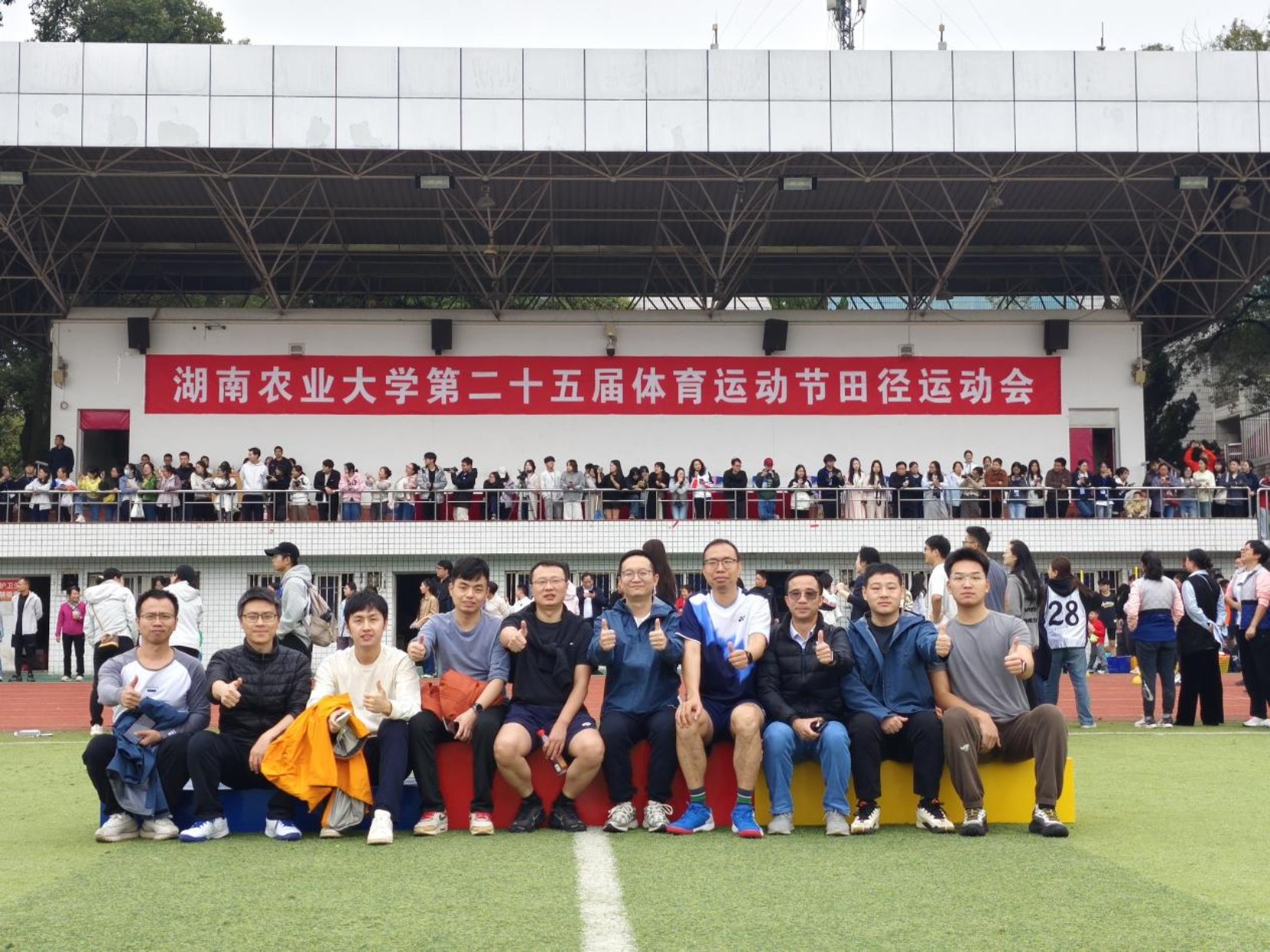 长跑选手们则展现出超强的耐力与毅力