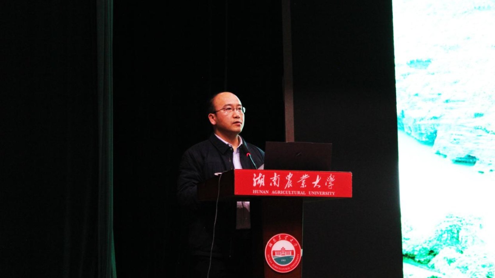 近四百余名88看球直播官网正规渠道骨