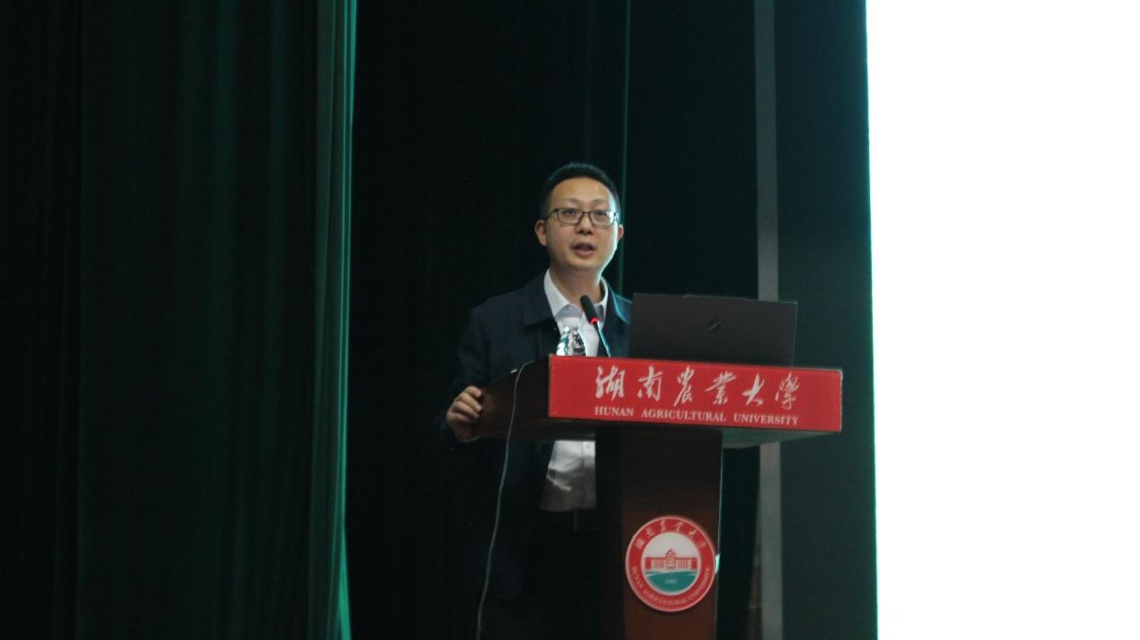 开班仪式在庄严的中国共产主义青年团团