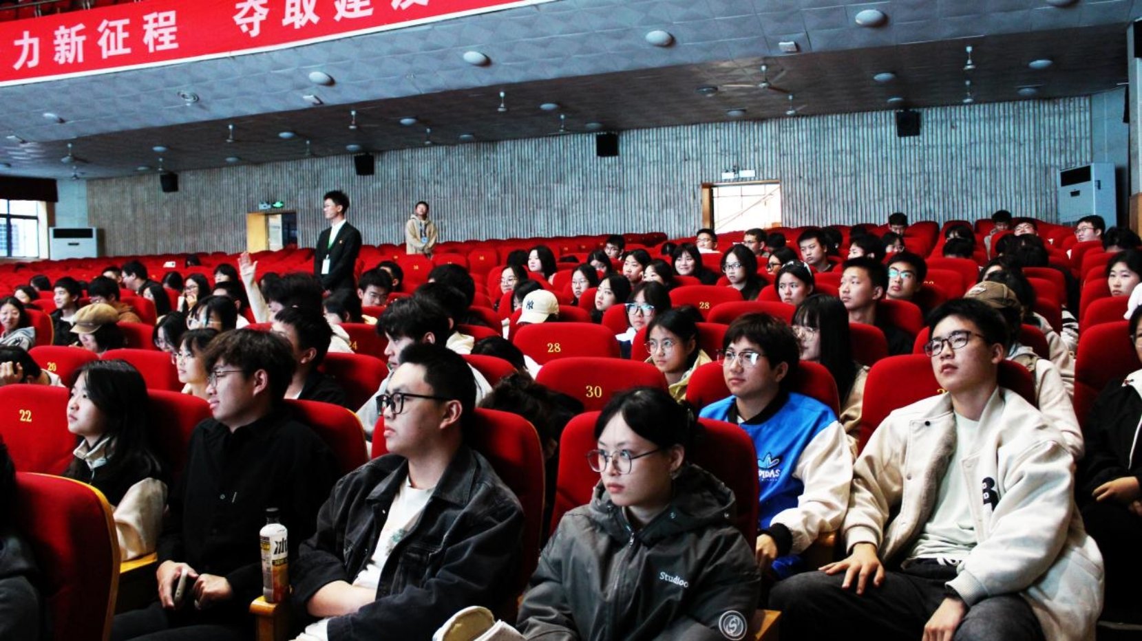 继续了解潘斌在开班致辞中系统阐述了本