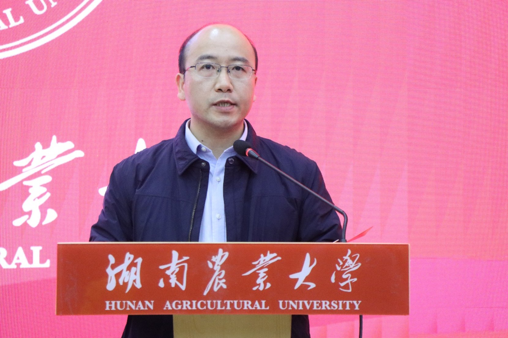 副院长何俊