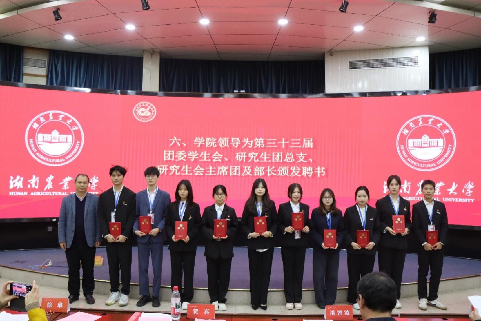 共同见证这一重要时刻