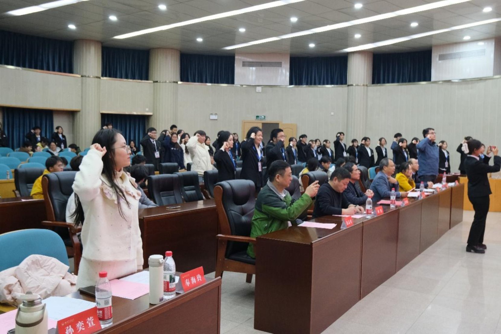 伴随着激昂的团歌,大会拉开帷幕。