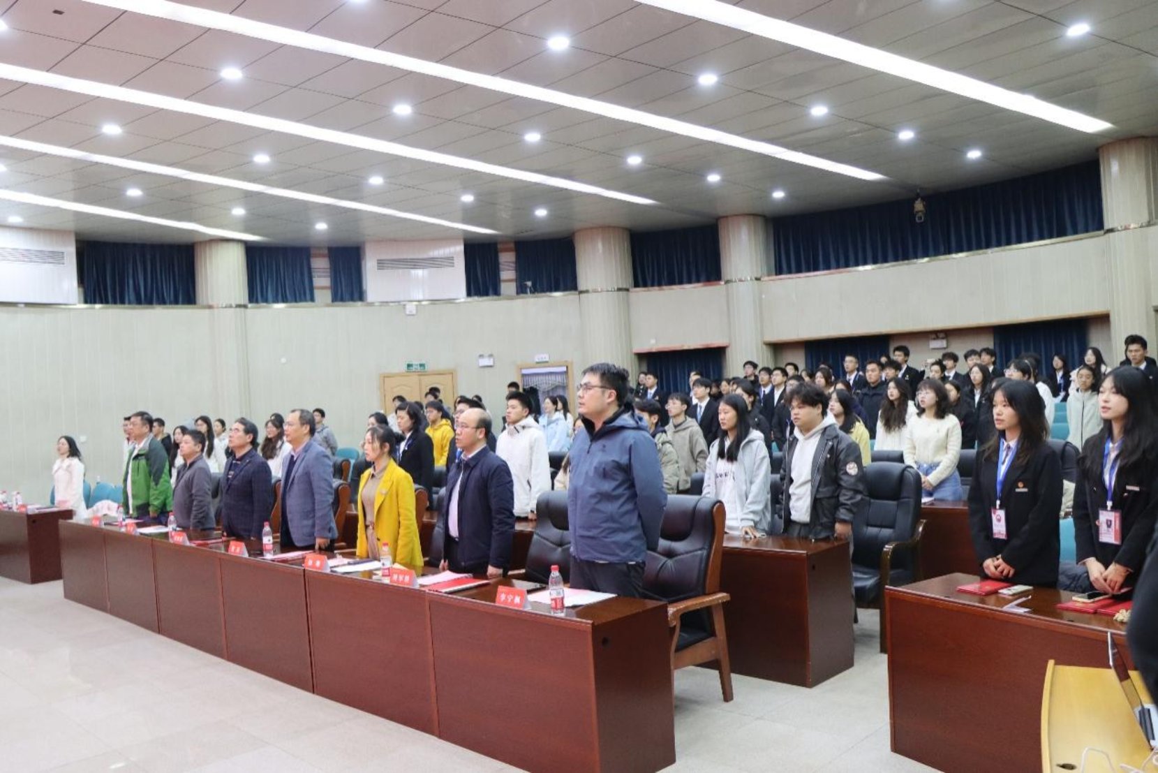 继续了解他从学术活动