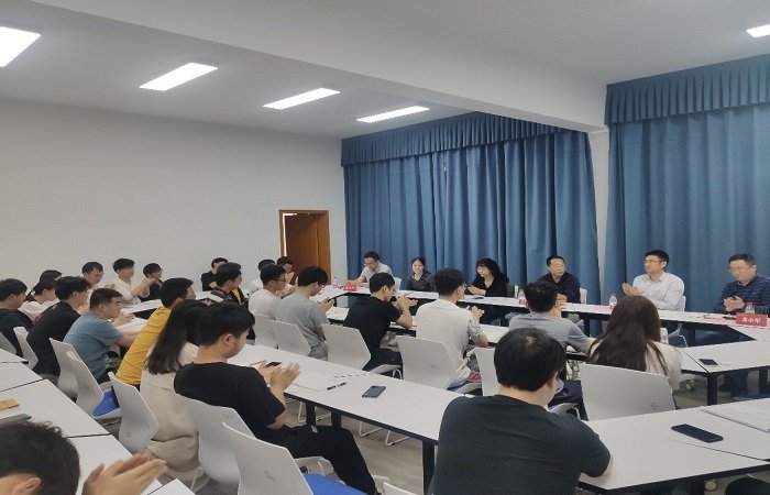 导师们分享了自身求学工作的经历体会和