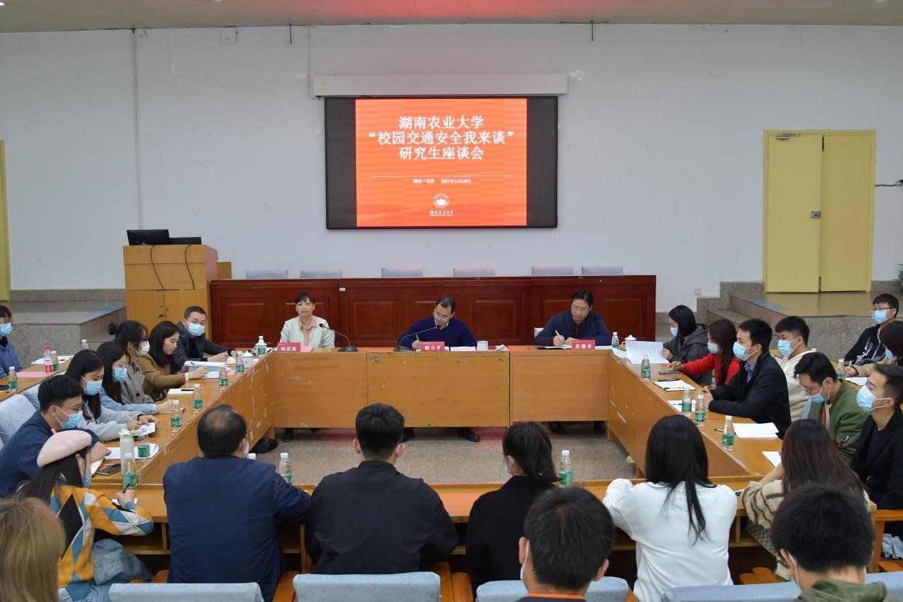 杨彩虹解答校园交通安全整治相关问题