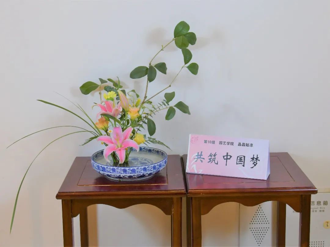 W020220411024448564117.jpg 五颜六色的画笔为一只只面具添上了五彩