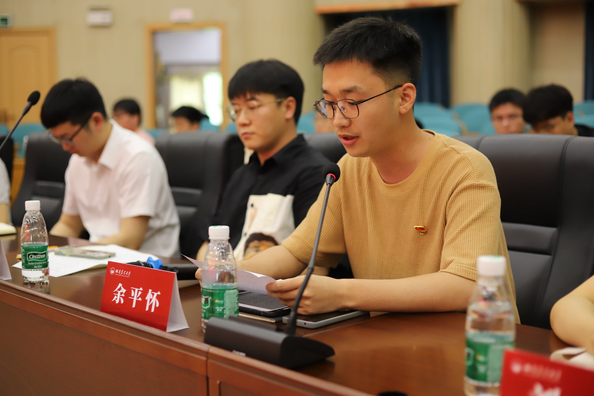 2023年毕业研究生代表座谈会现场
