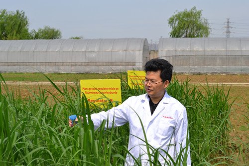 在接到导师胡笃敬先生希望他回母校效力