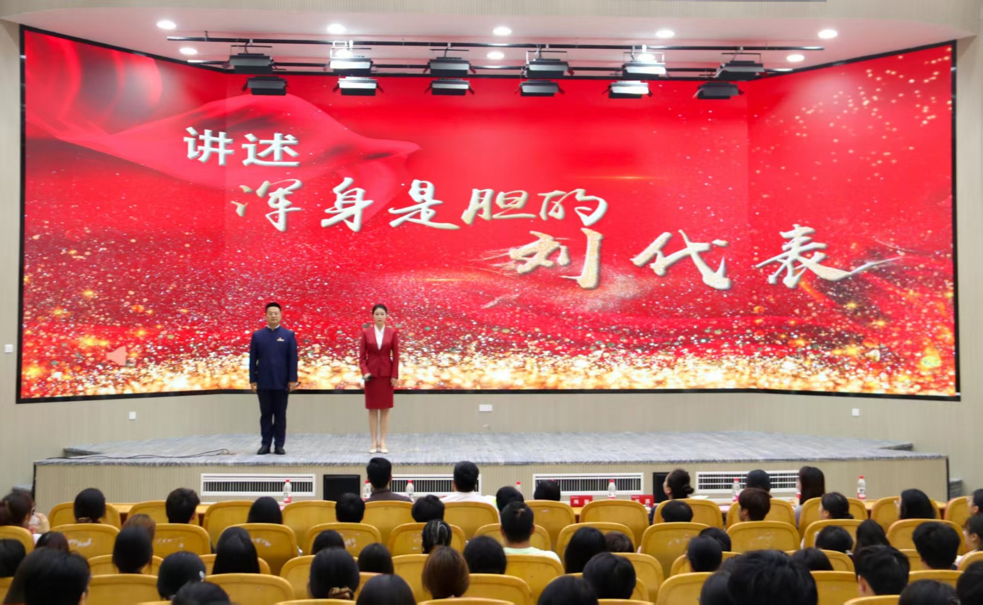 图片1.png 在图书馆大成厅开讲“一切为了人民”主