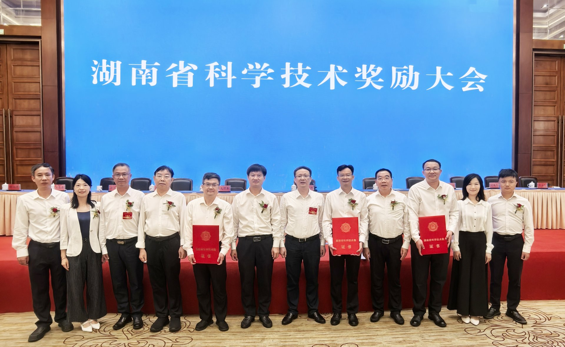 111.jpg 延伸阅读省委书记沈晓明出席会议并讲话