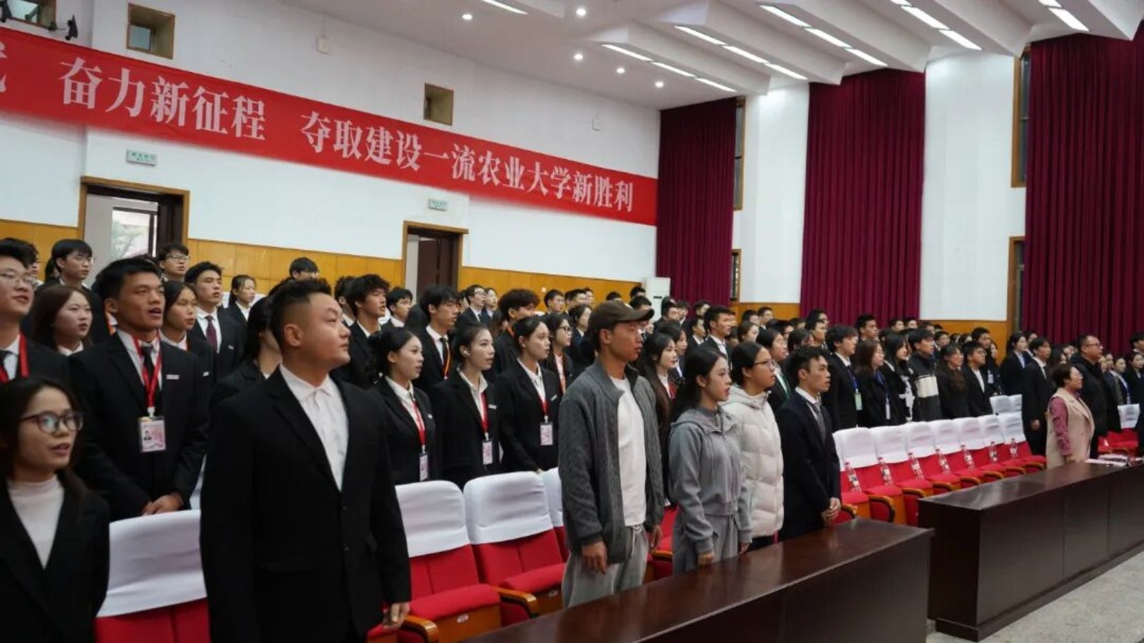 研究生会成立大会在修业讲堂隆重举行