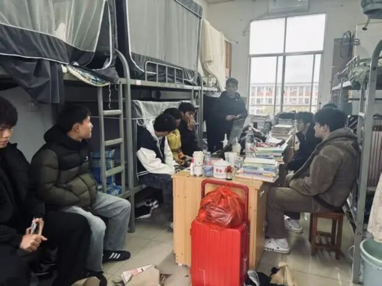开展新学期首次宿舍走访检查