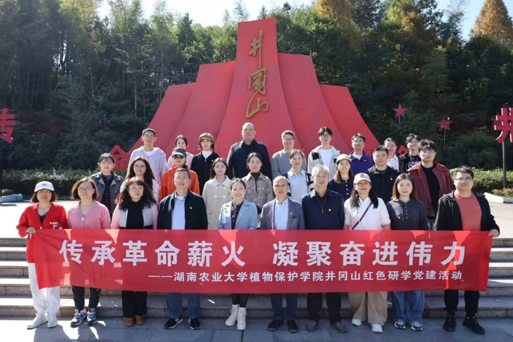 各党支部书记及党员代表参加