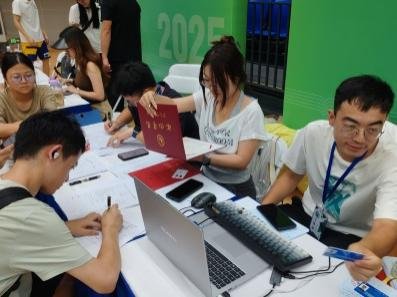 图片2.png 为前来报到的新生提供了全方位的帮助与