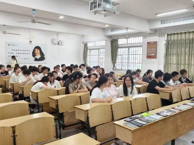 08e392fd0d43325a48115d3c55a3bc08.jpg 号召青年学子明确自身责任