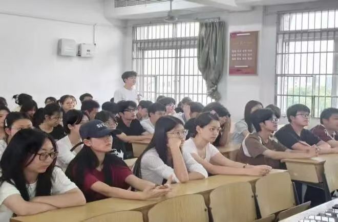 青政新闻稿2.jpg 引导广大学子深刻认识强健体魄对成长成