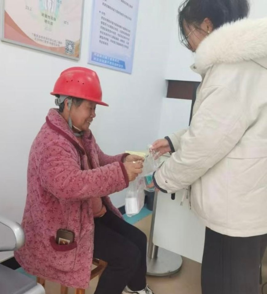 或在河岸边捡拾垃圾助力家乡建设