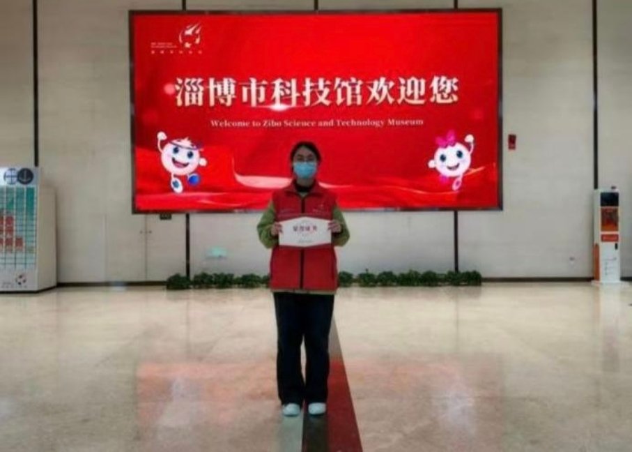 他们或在诊室间协助医护守护乡邻健康