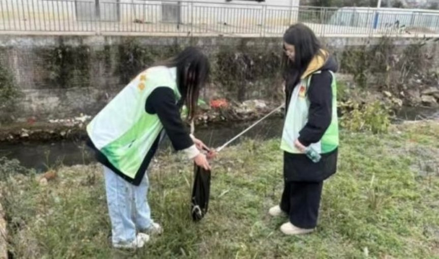 或在展品前耐心讲解传递科学微光