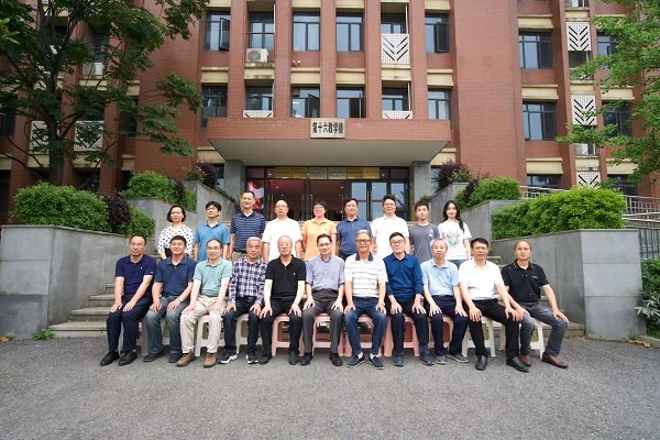 W020230521057860205396.jpg 原院长戴良英教授和退休教师代表文礼章