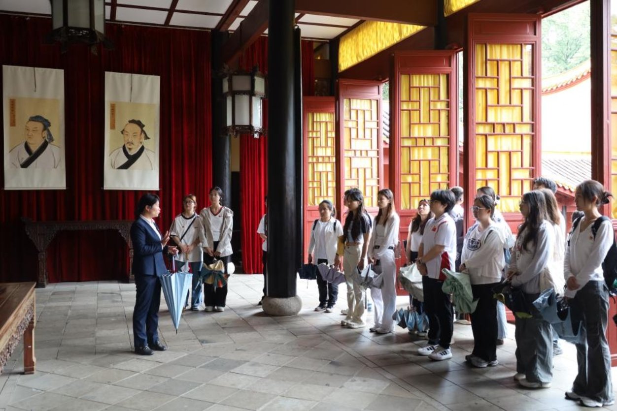 继续了解作为中国古代四大书院之一和湖