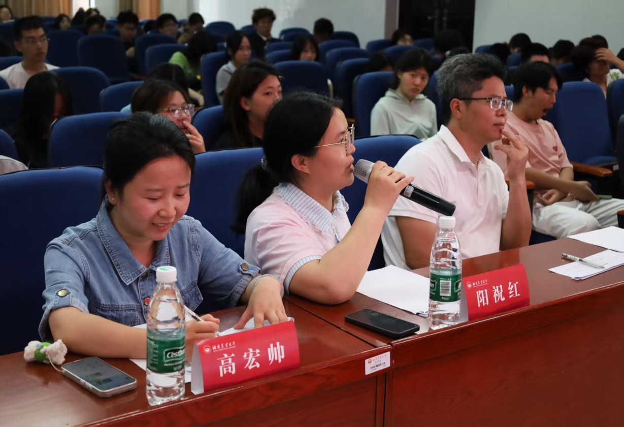 与现场近百名师生共同见证这场融合专业