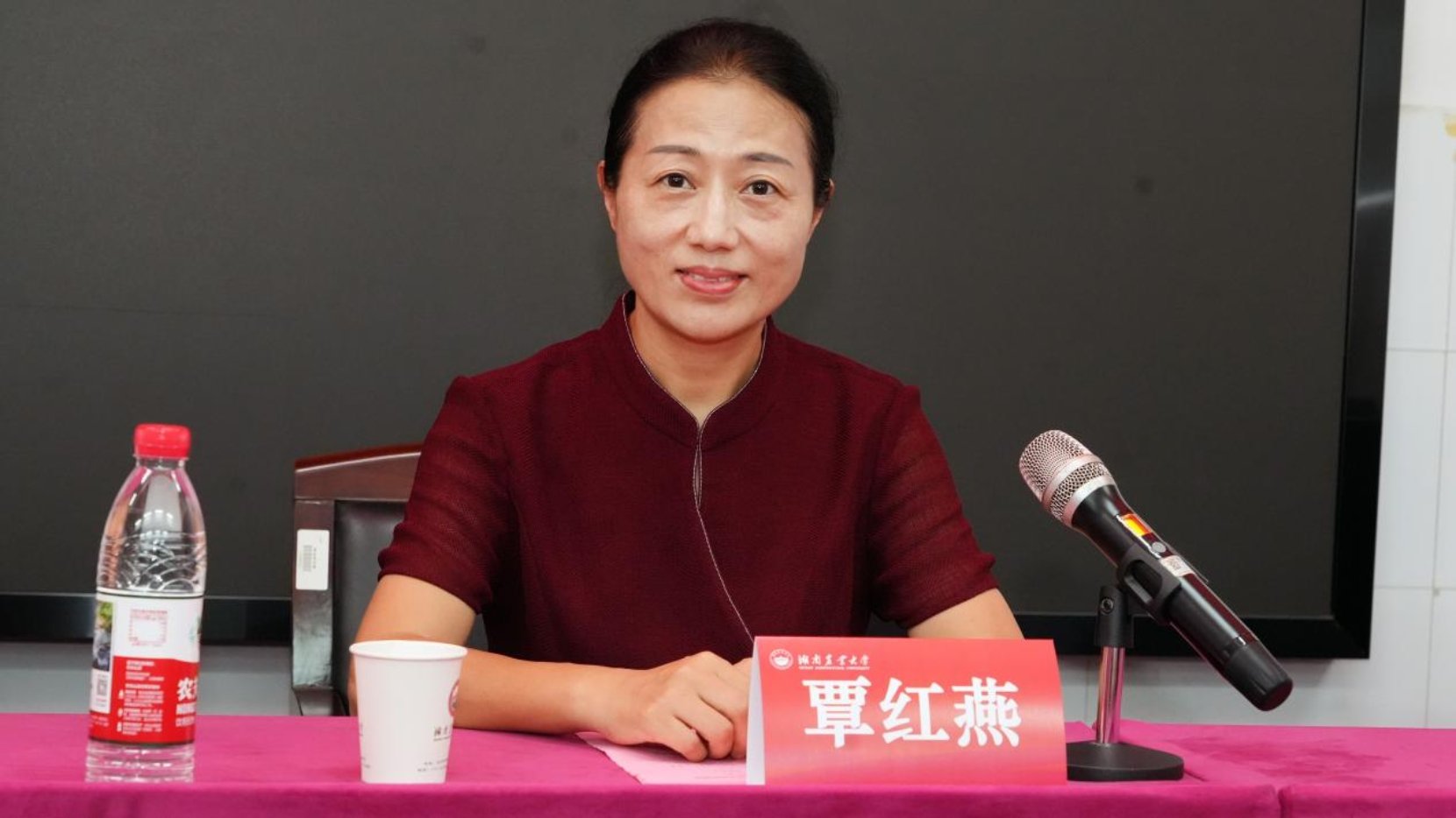 副校长覃红燕