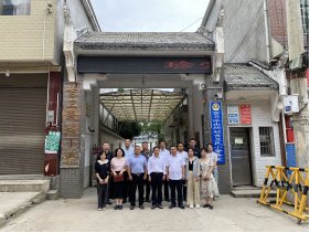 支教团团长刘洪志代表支教团组织了这一
