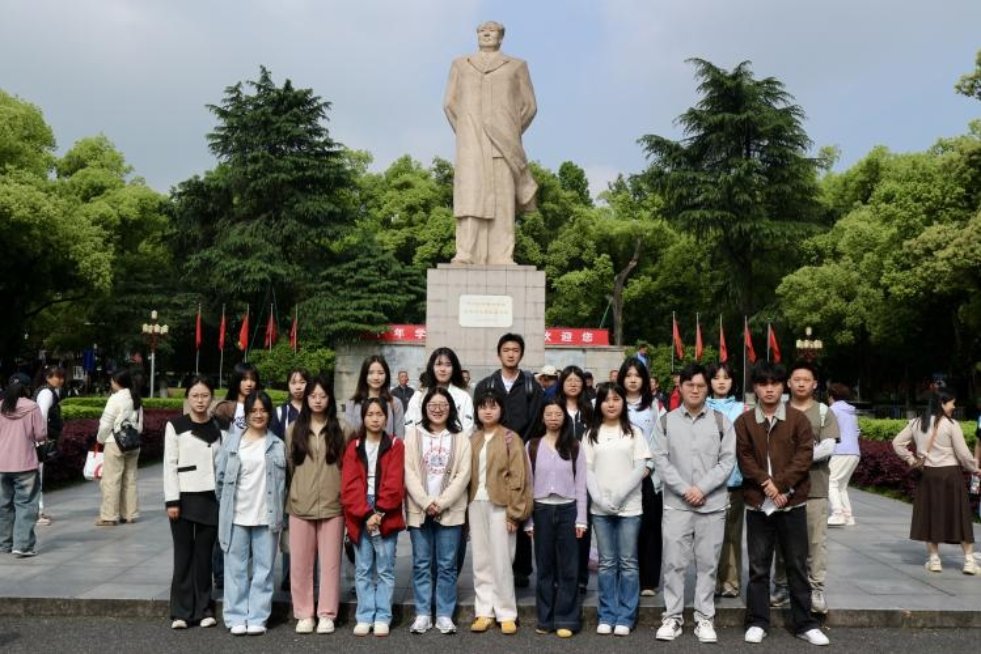 全体师生齐聚湖南大学东方红广场